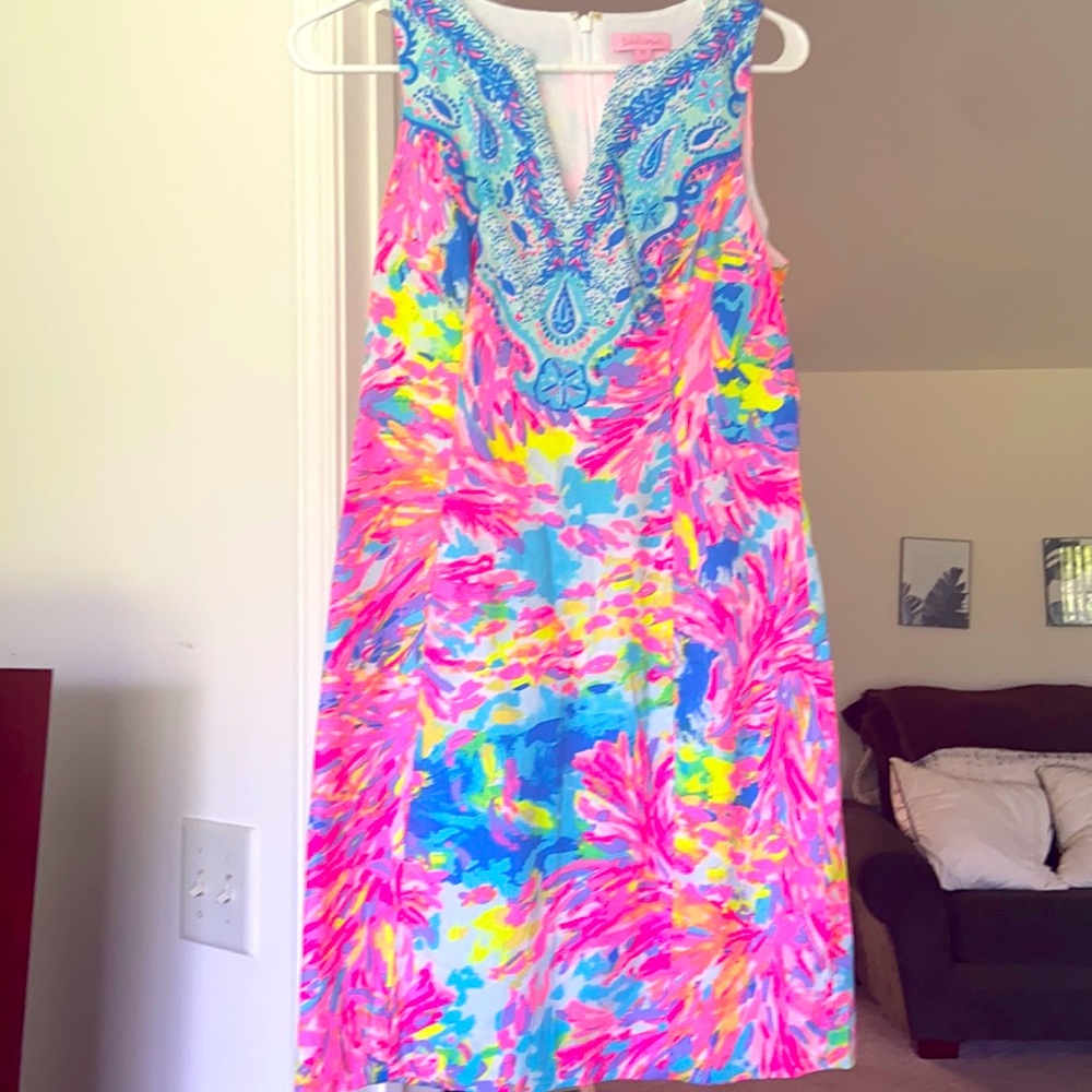 Size 0 Lily Pulitzer. Great for summer parties.